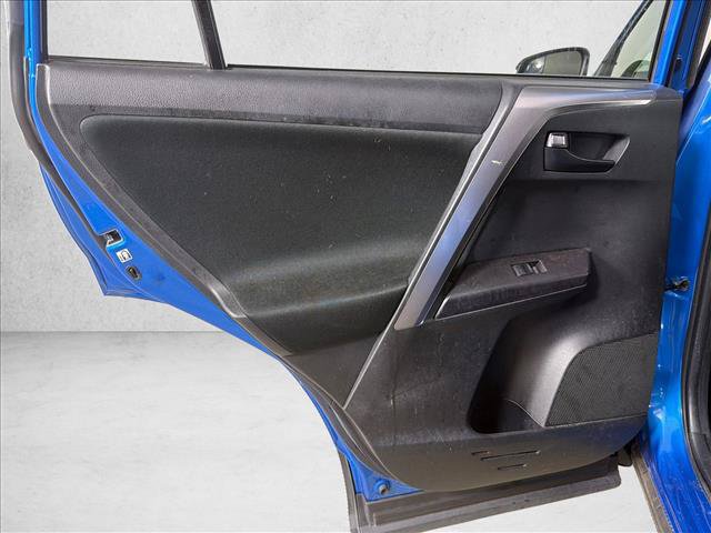 Used 2018 Toyota RAV4 LE AWD/4WD image 21