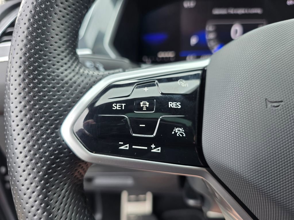 Used 2023 Volkswagen Tiguan SE R-Line image 25