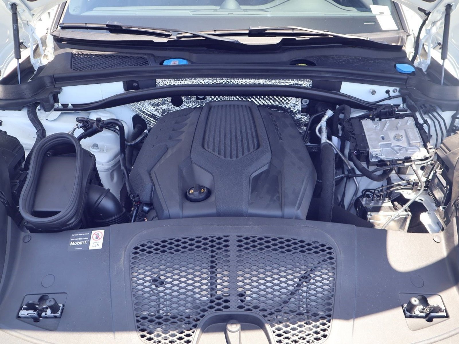 Certified 2025 Porsche Macan AWD/4WD image 26