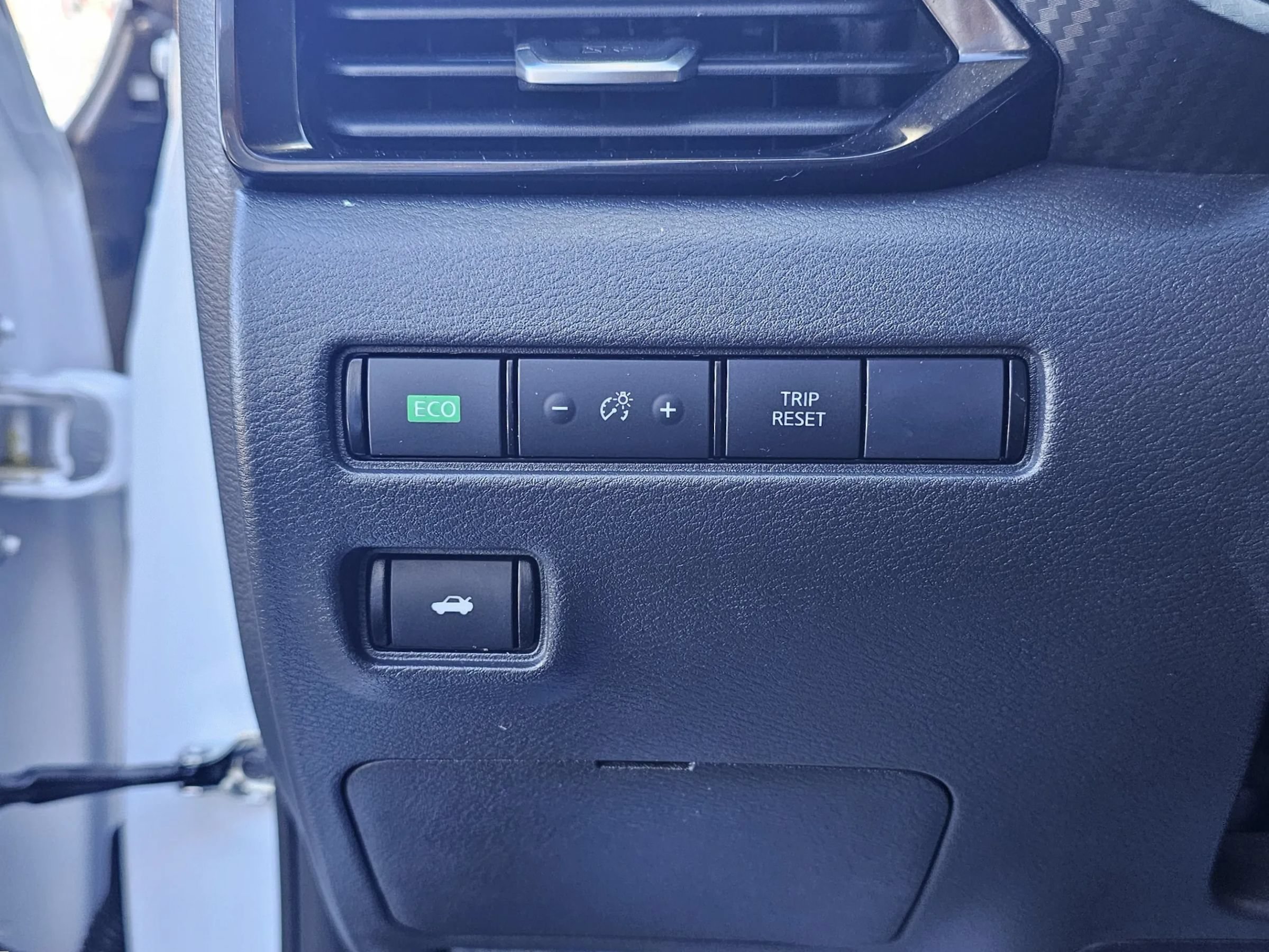 Used 2025 Nissan Sentra SV FWD image 31