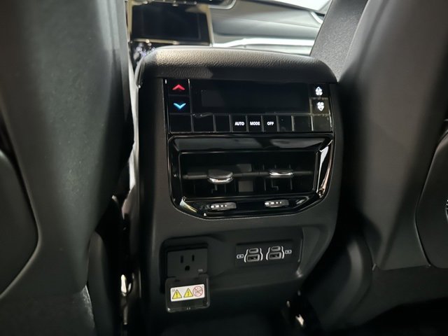 New 2024 Jeep Grand Cherokee L Altitude image 30