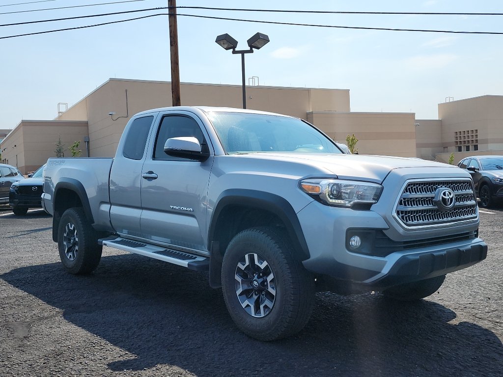 Used 2017 Toyota Tacoma TRD Off-Road w/ Tow Package AWD/4WD image 3