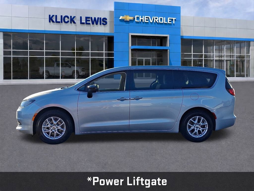 Used 2024 Chrysler Voyager LX image 4