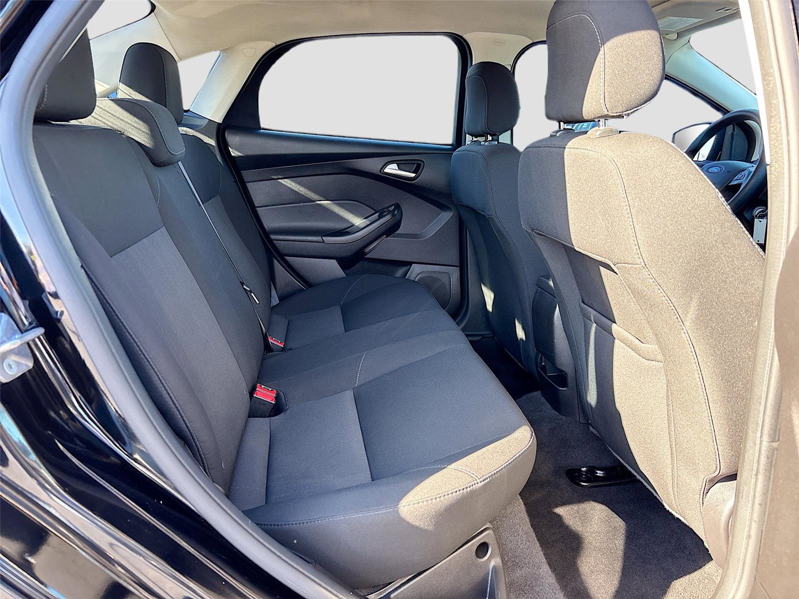 Used 2018 Ford Focus SE w/ SE Appearance Package image 28