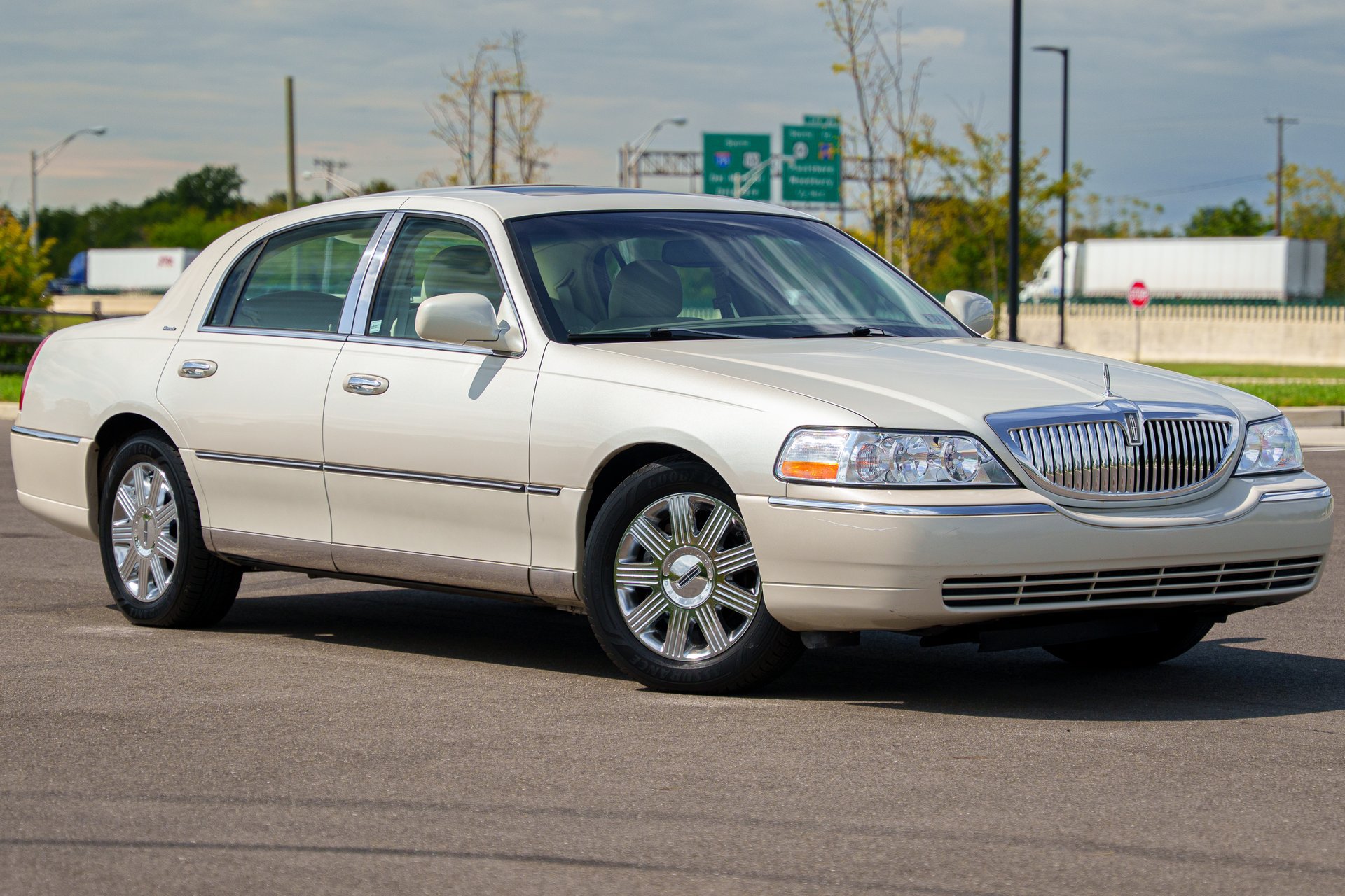 Used 2004 Lincoln Town Car Ultimate RWD image 31