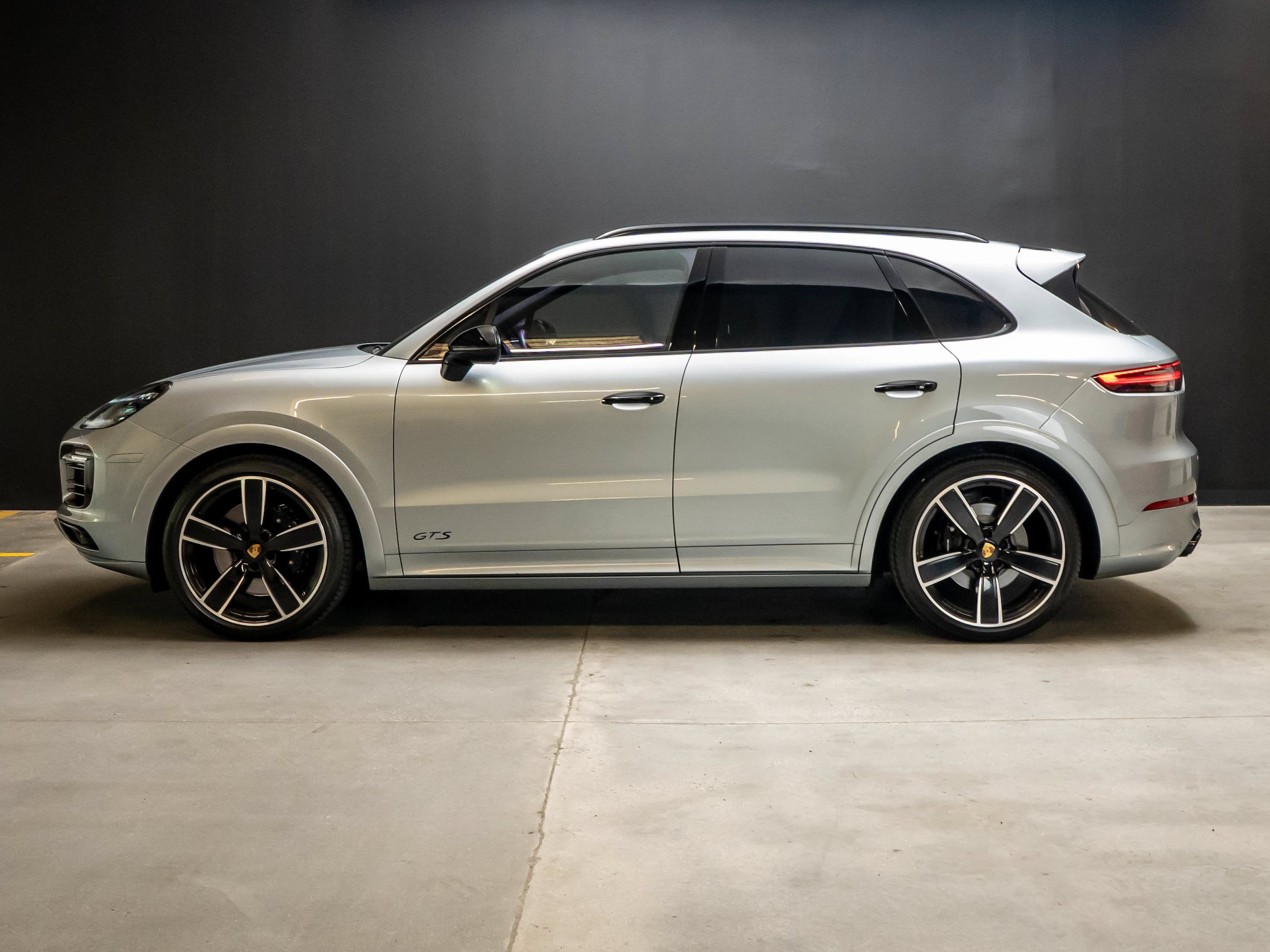 Used 2022 Porsche Cayenne GTS AWD/4WD image 2