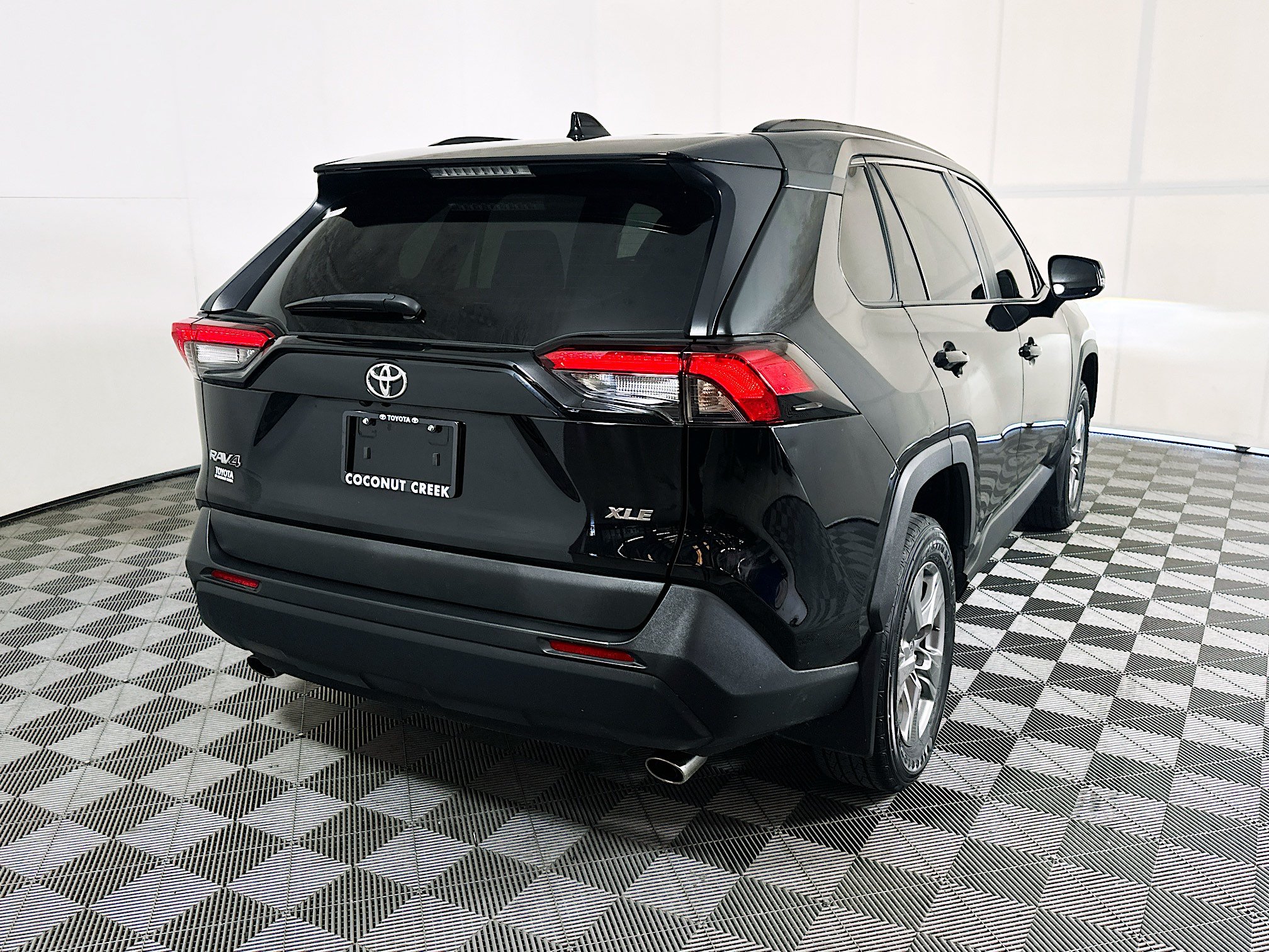 Used 2024 Toyota RAV4 XLE FWD image 3