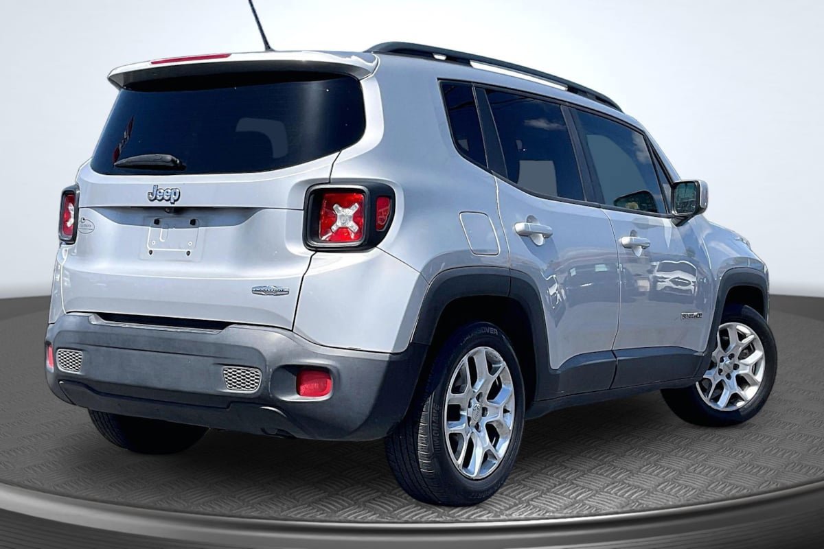 Used 2015 Jeep Renegade Latitude FWD image 13