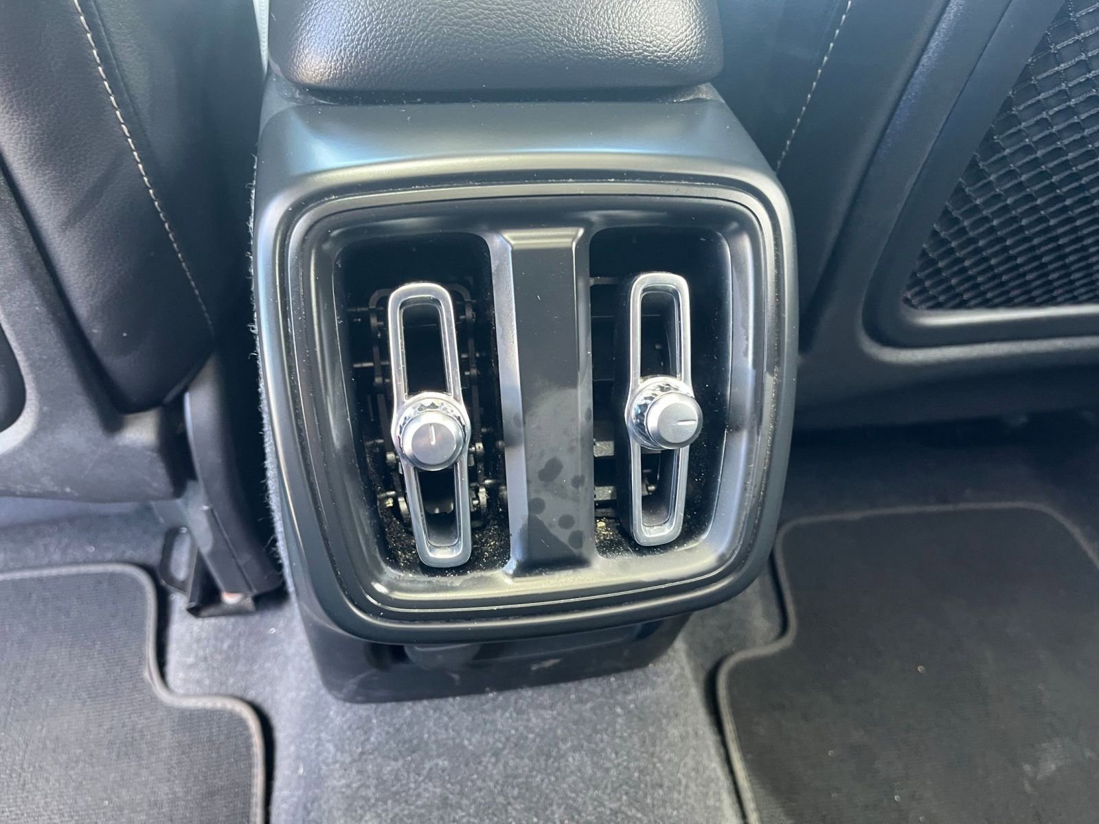 Used 2024 Volvo XC40 B5 Core AWD/4WD image 24