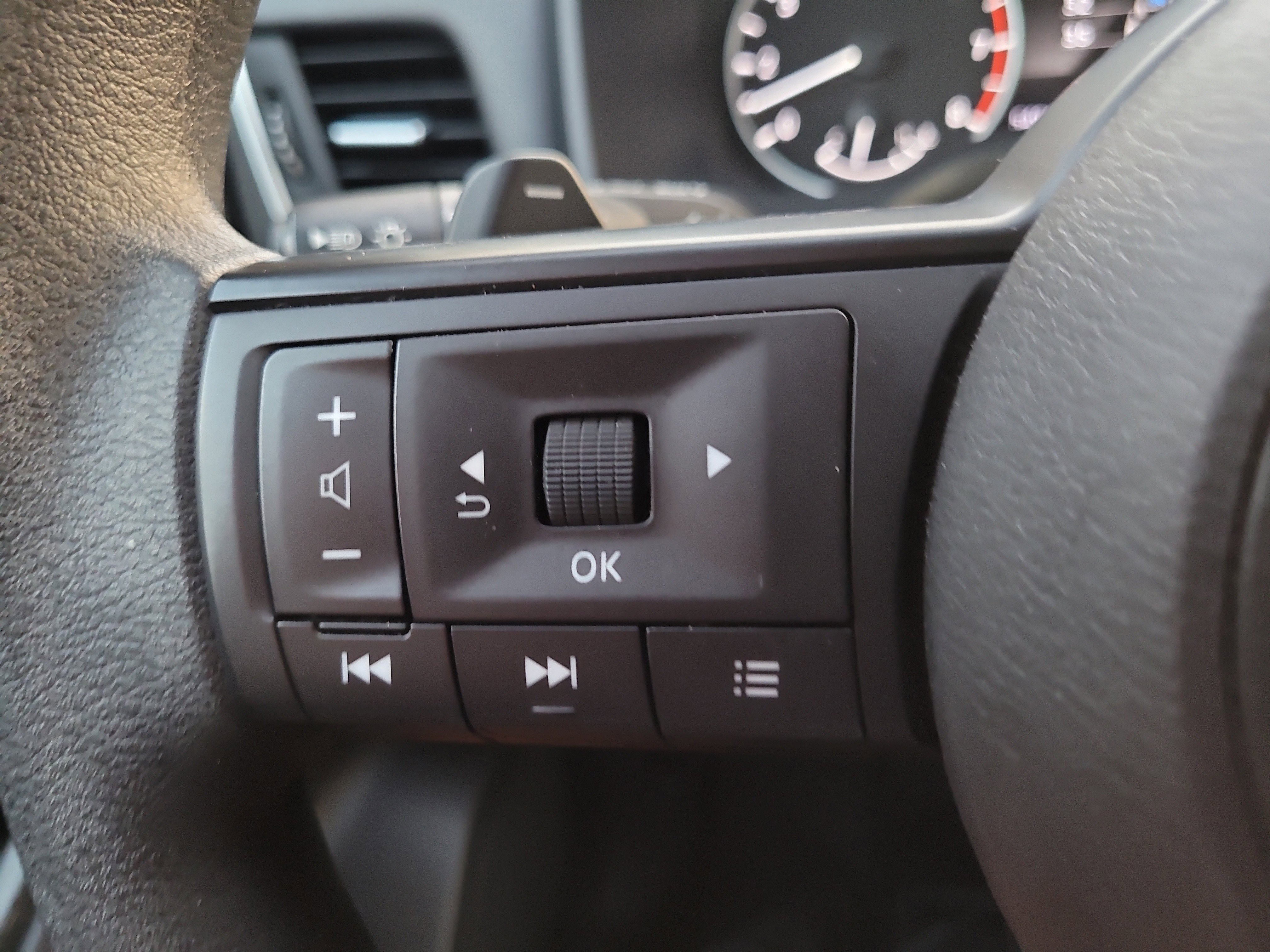 Used 2023 Nissan Rogue S image 27