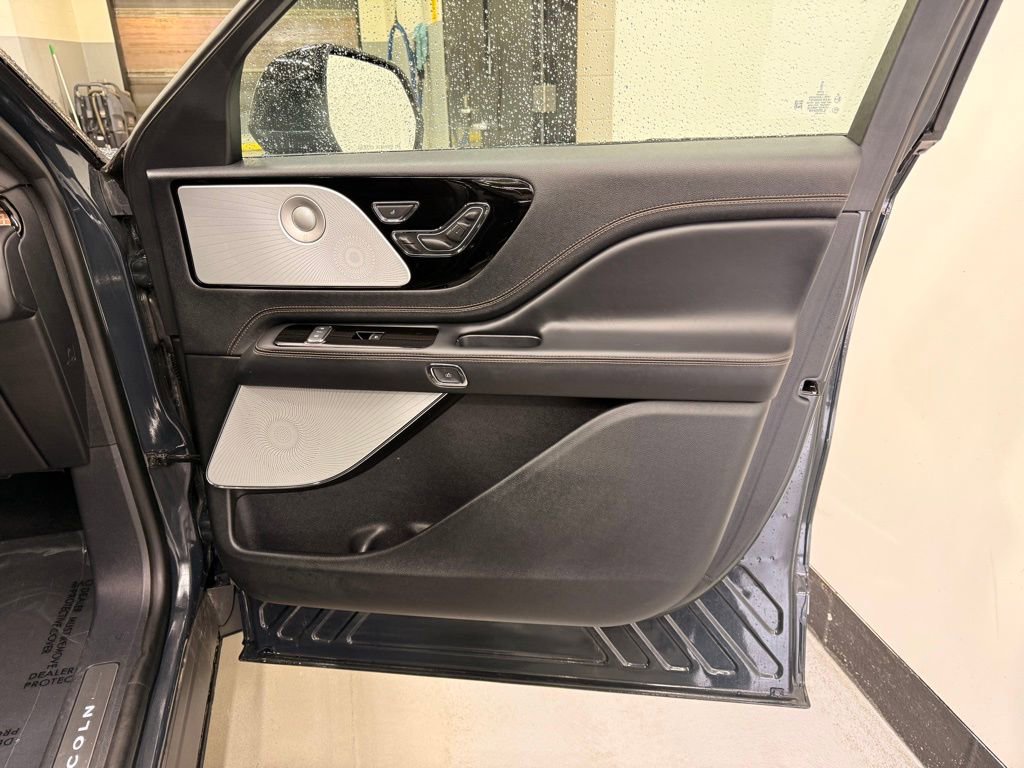 Used 2025 Lincoln Aviator Black Label AWD/4WD image 28
