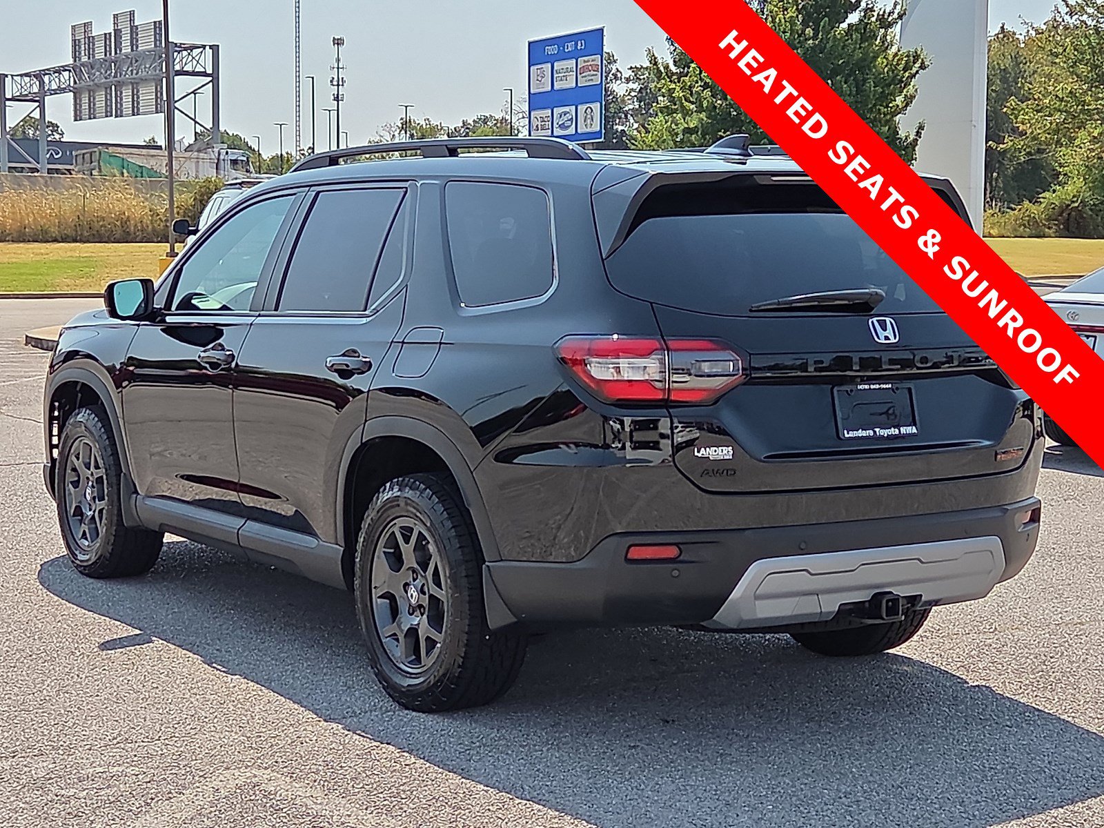 Used 2025 Honda Pilot TrailSport image 4