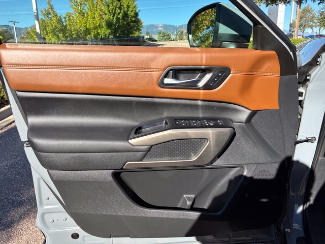 Used 2025 Nissan Pathfinder Platinum AWD/4WD image 15