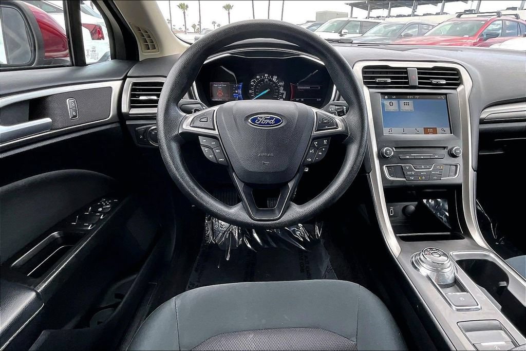 Used 2017 Ford Fusion SE w/ Fusion SE Technology Package FWD image 7