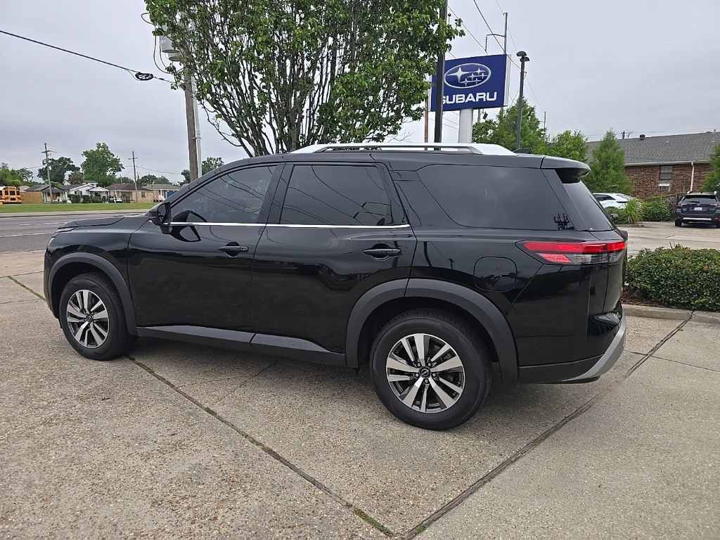 Used 2023 Nissan Pathfinder SL w/ Lighting Package (N92) FWD image 9