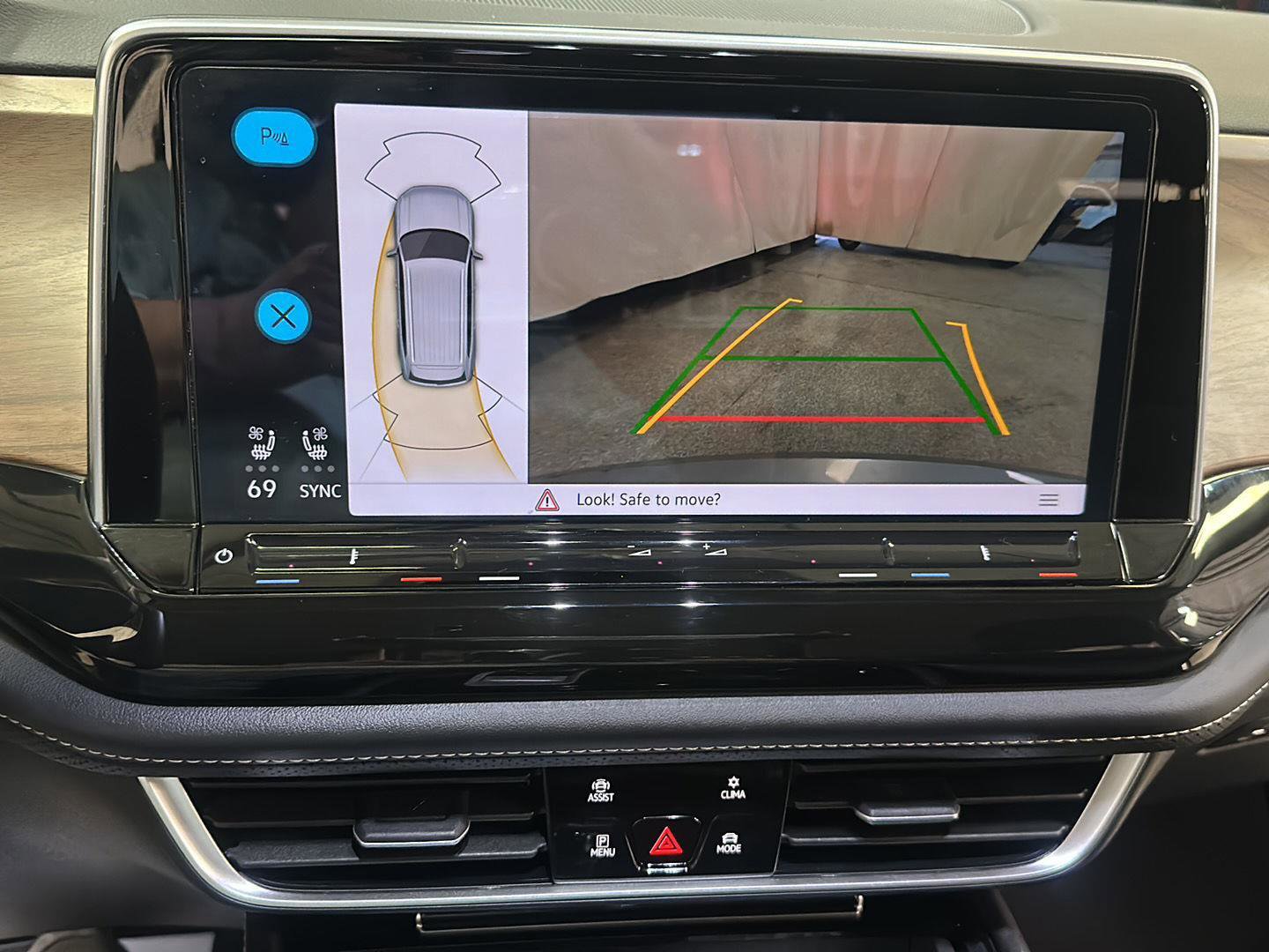 Used 2025 Volkswagen Atlas SE image 22