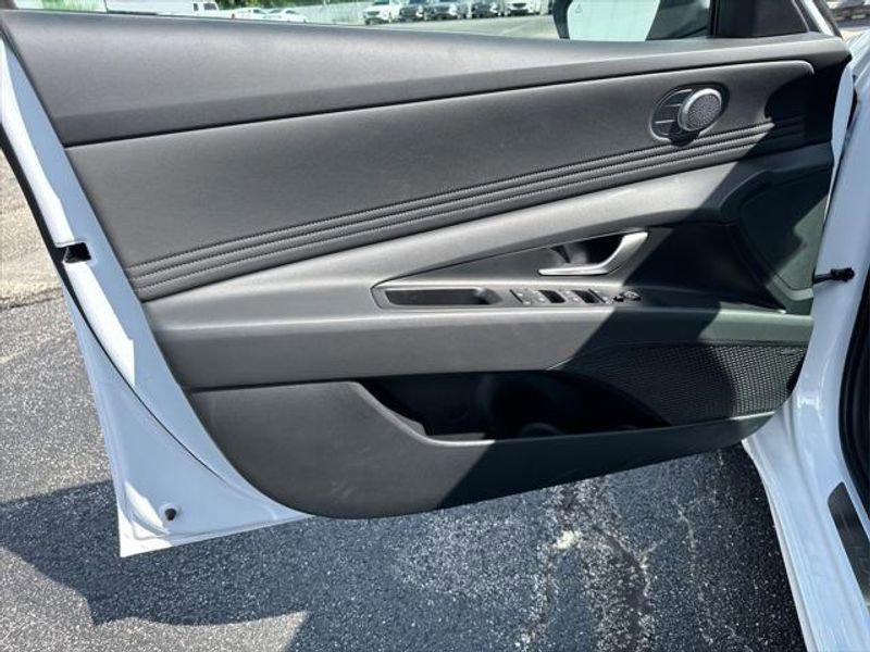 New 2025 Hyundai Elantra Limited image 13