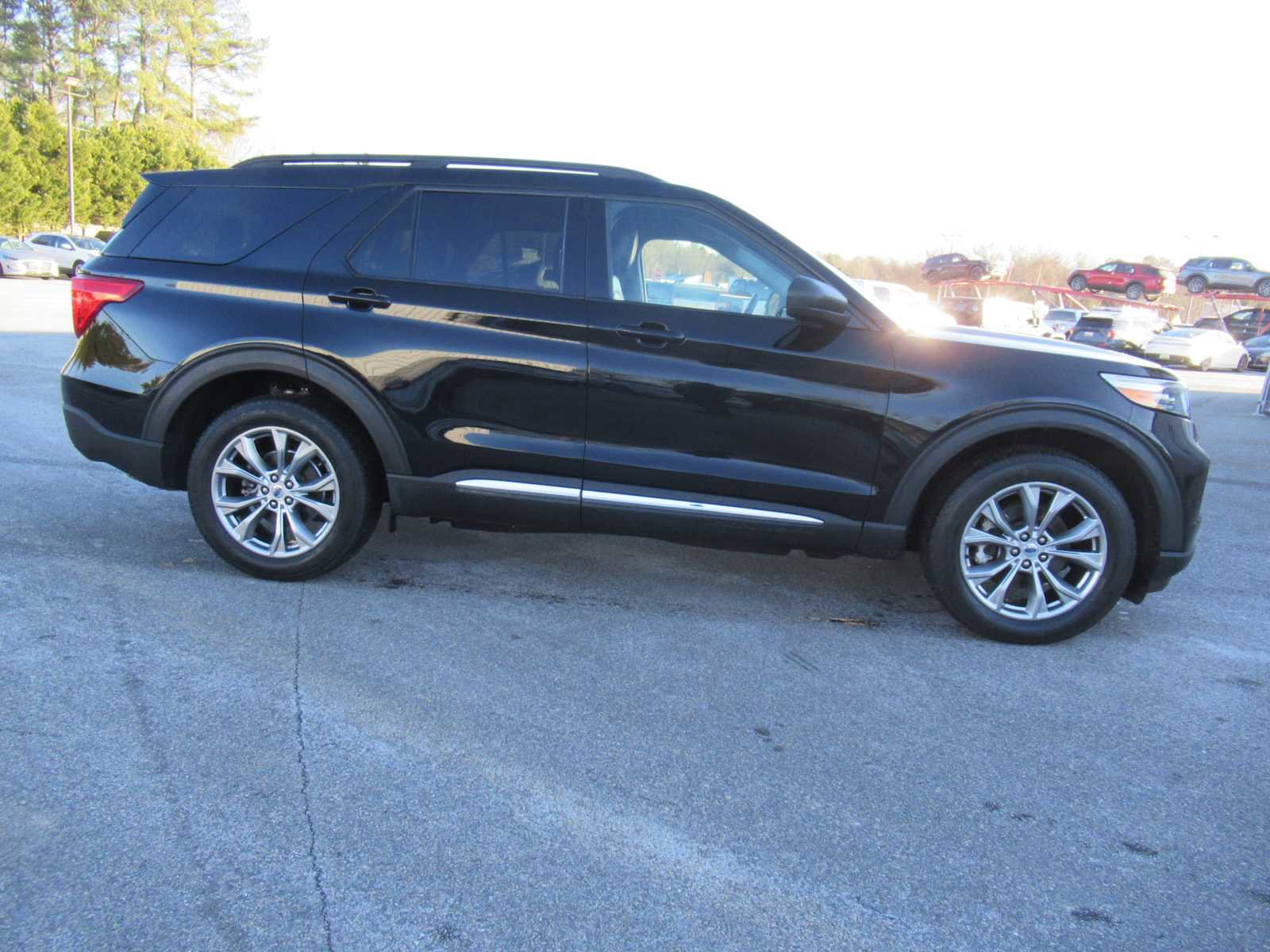 Used 2023 Ford Explorer XLT w/ Equipment Group 202A image 4