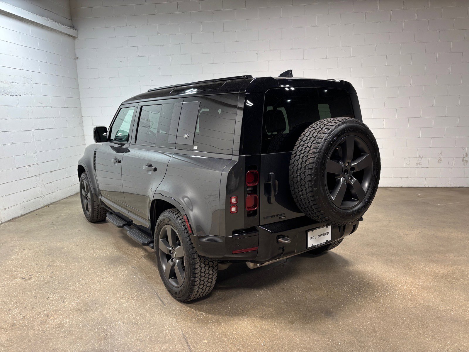 Used 2023 Land Rover Defender 110 X-Dynamic SE AWD/4WD image 9