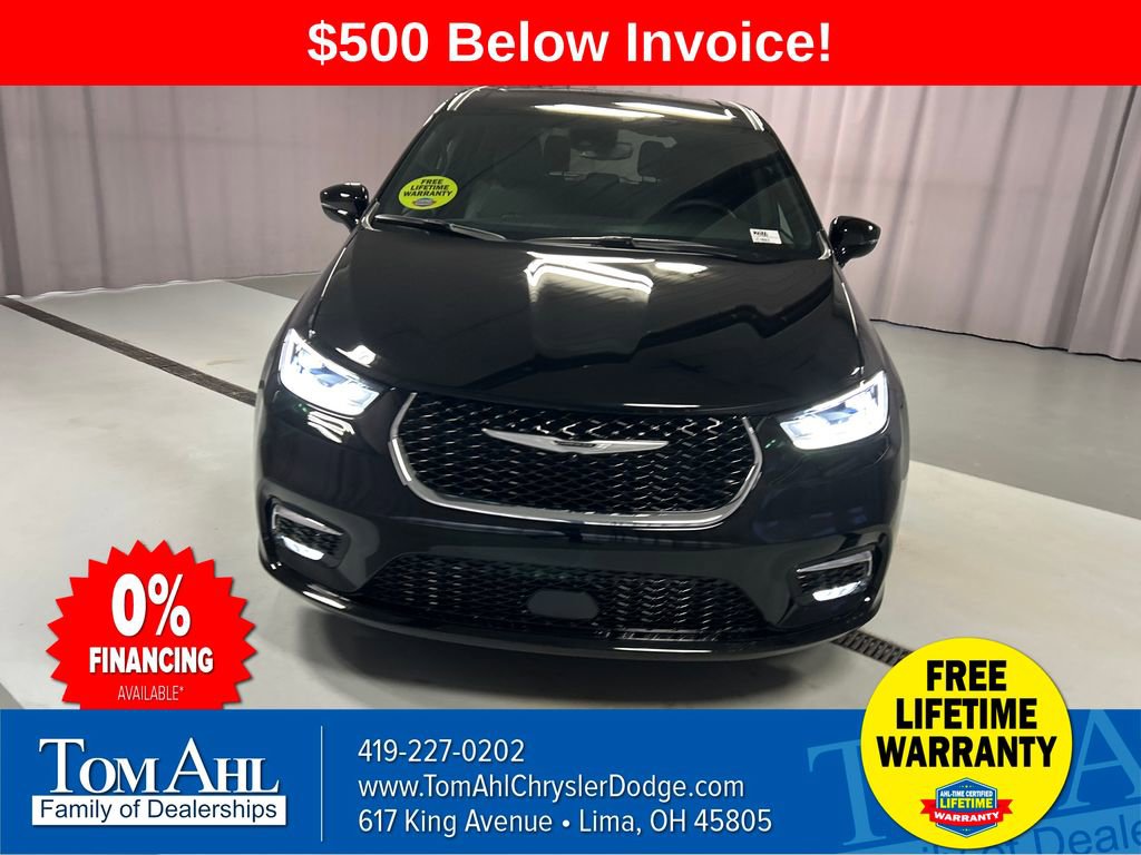 New 2026 Chrysler Pacifica Select image 2