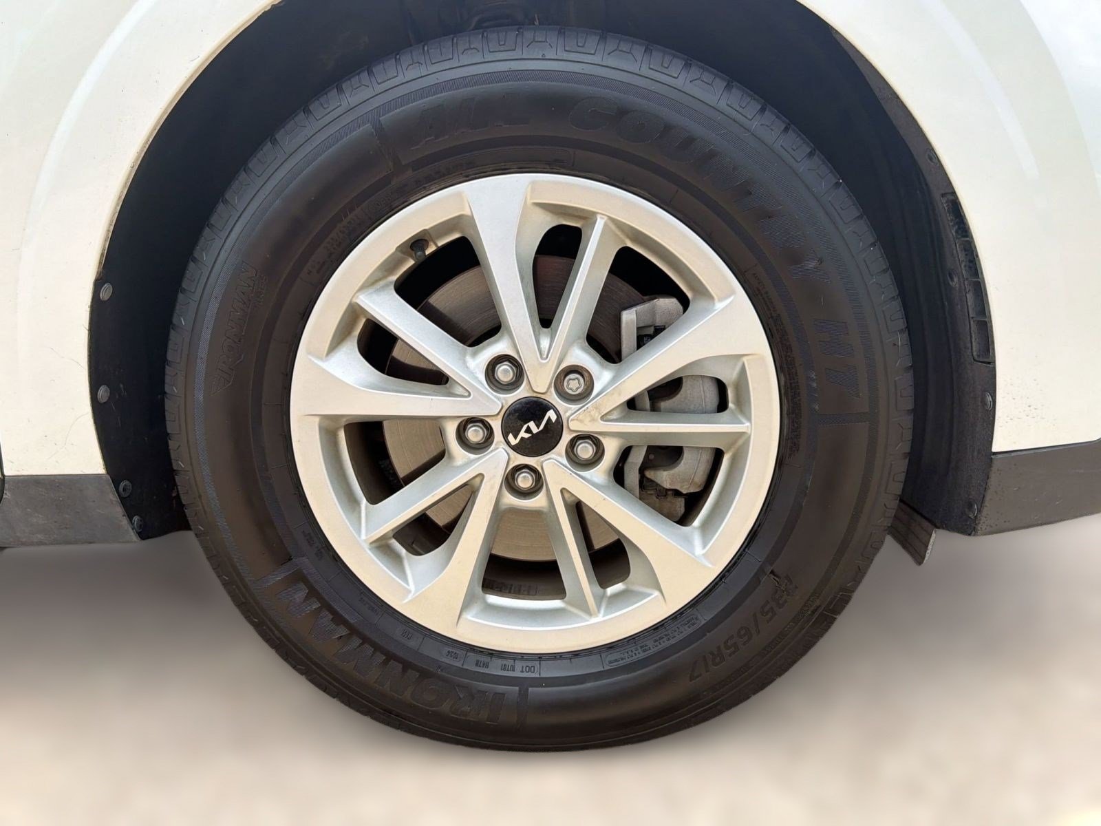 Used 2023 Kia Carnival LX FWD image 11