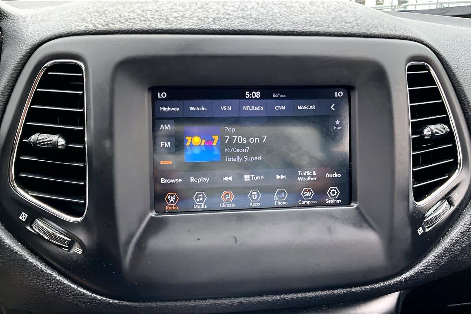 Used 2018 Jeep Compass Latitude w/ Popular Equipment Group FWD image 32