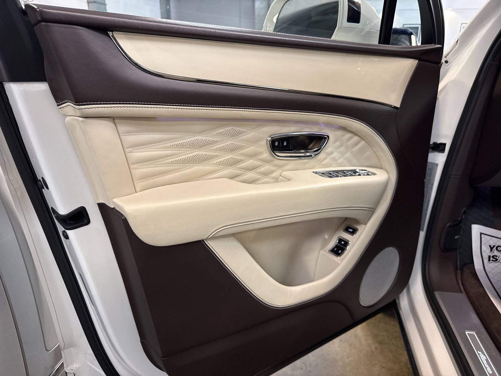 Used 2023 Bentley Bentayga Extended Wheelbase image 14