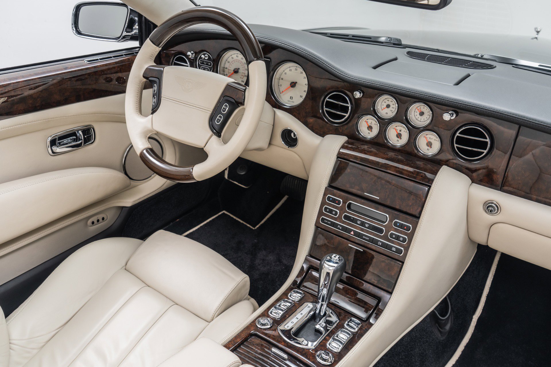 Used 2009 Bentley Azure RWD image 27