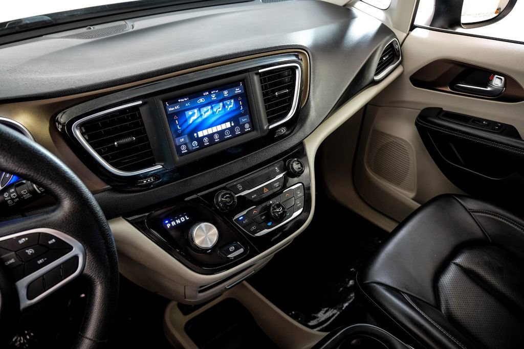 Used 2020 Chrysler Voyager Lxi image 20