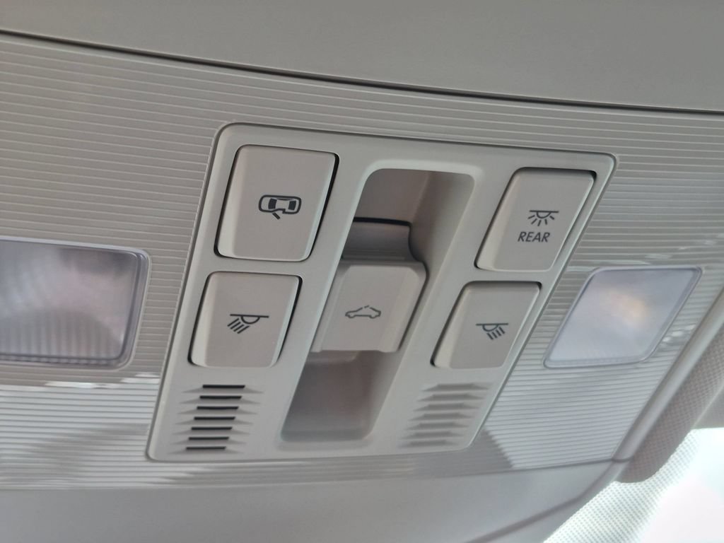 Used 2025 Volkswagen Jetta SE FWD image 21