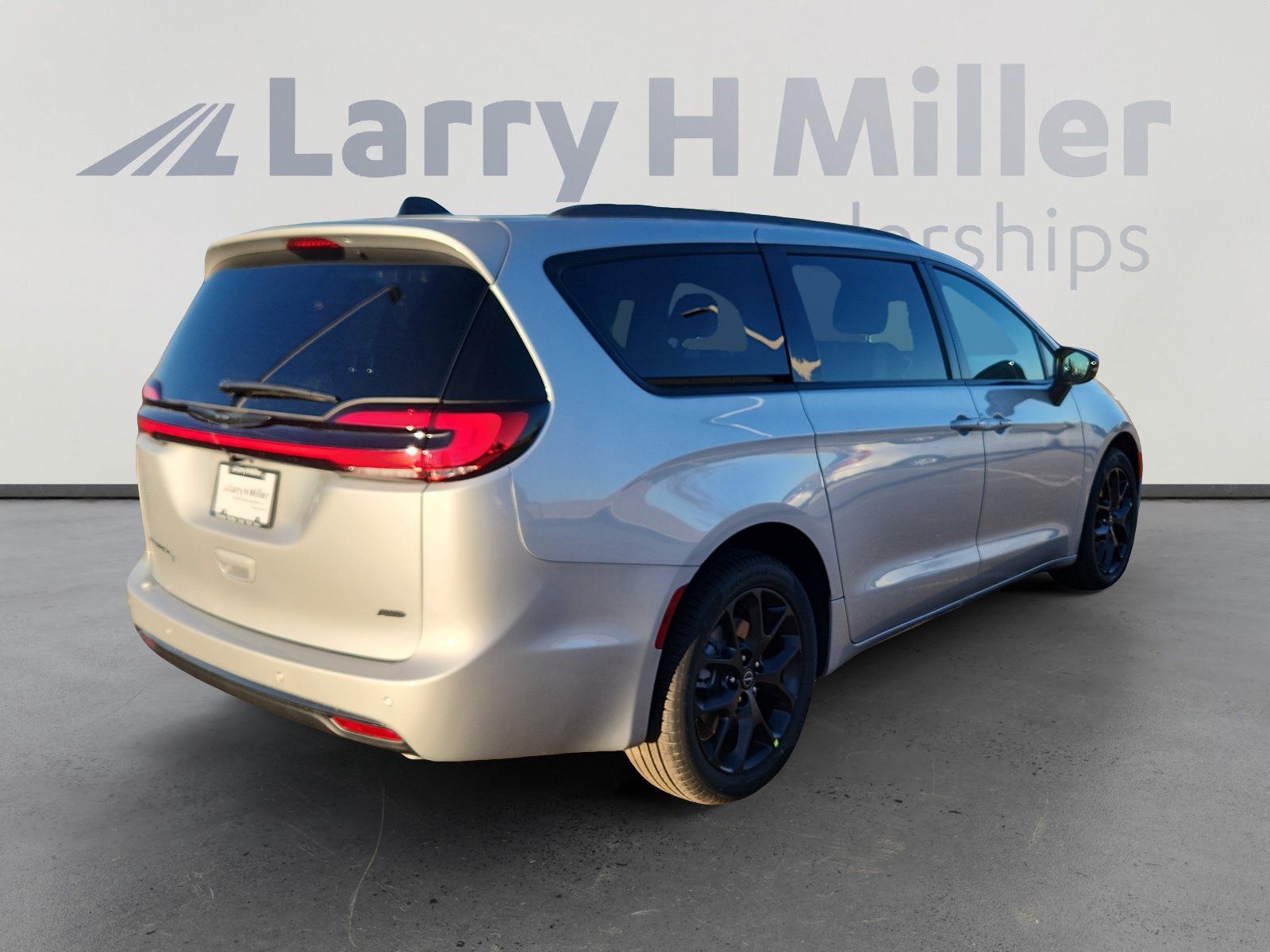 New 2026 Chrysler Pacifica Select w/ S Appearance Package AWD/4WD image 6
