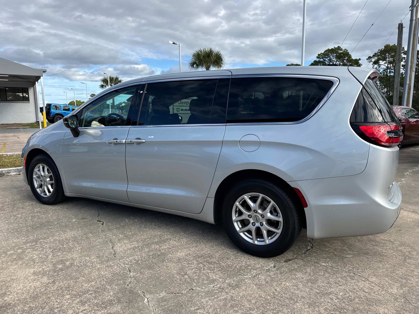 Certified 2024 Chrysler Pacifica Touring-L image 5