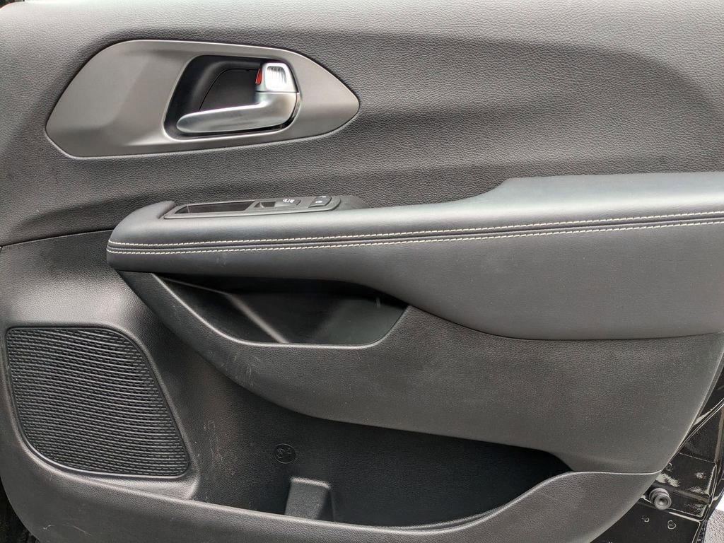 Used 2025 Chrysler Pacifica Select image 32