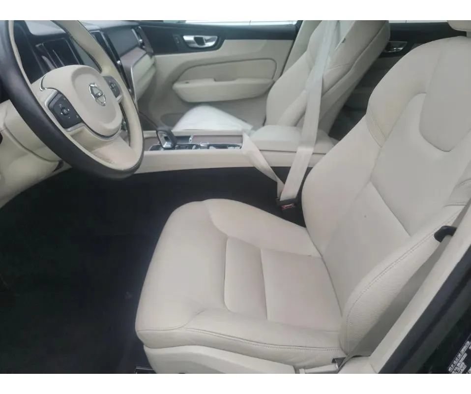 Used 2022 Volvo XC60 B5 Momentum AWD/4WD image 3