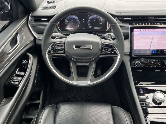 Used 2023 Jeep Grand Cherokee Overland w/ Luxury Tech Group IV AWD/4WD image 18