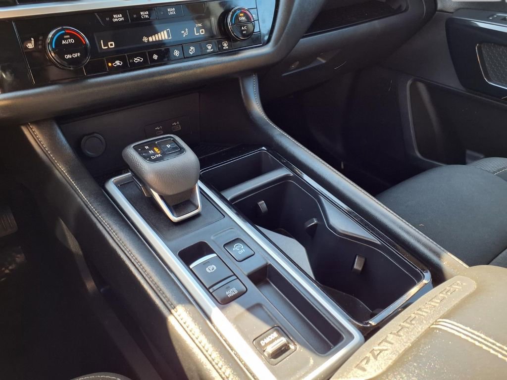 Used 2024 Nissan Pathfinder SV image 11