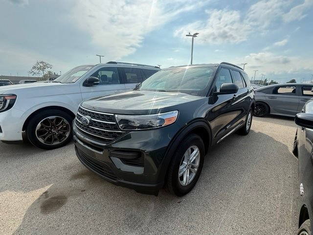 Used 2023 Ford Explorer XLT AWD/4WD image 3