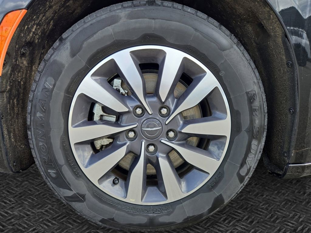 Used 2023 Chrysler Pacifica Touring-L image 11
