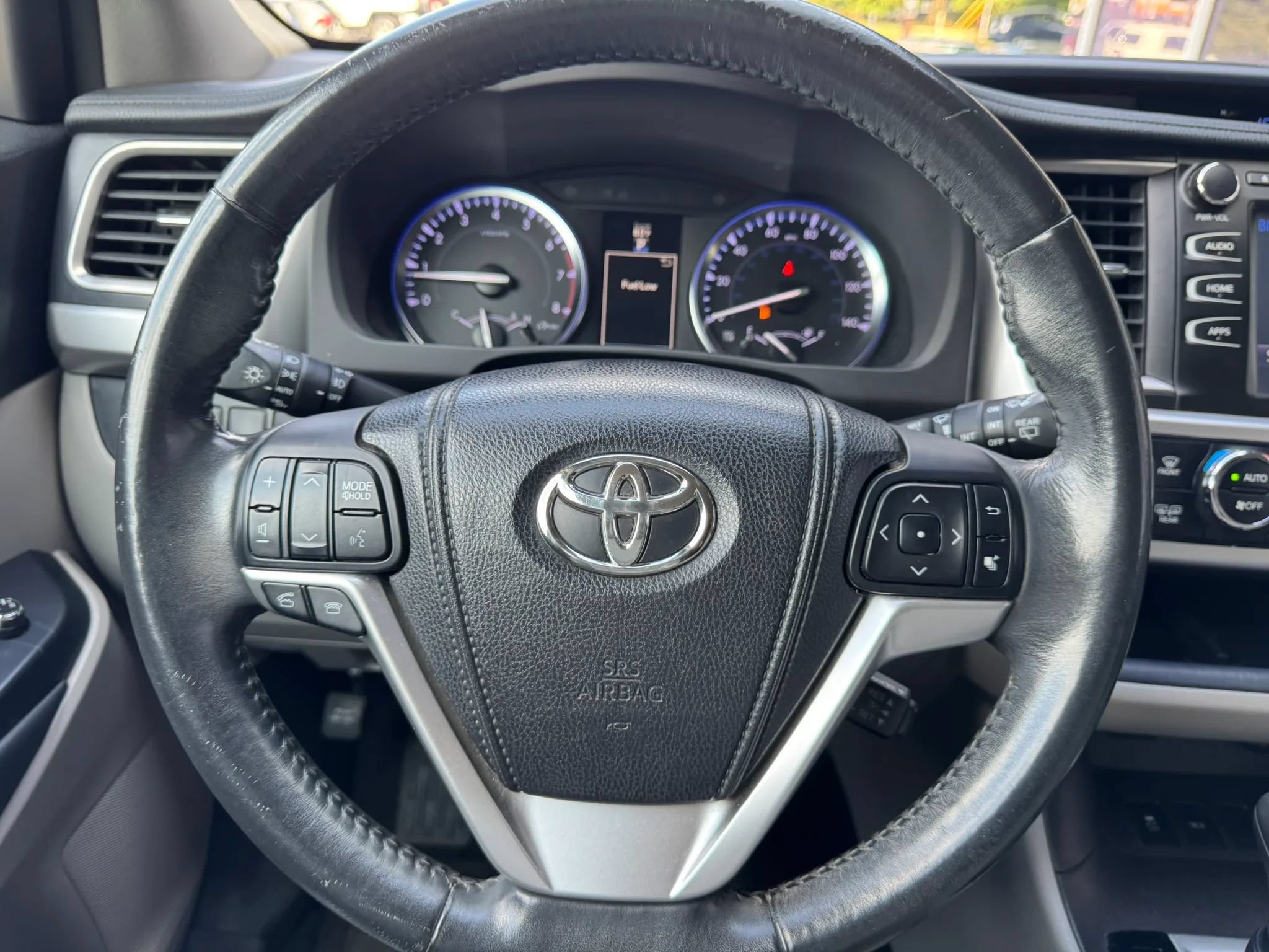 Used 2014 Toyota Highlander XLE FWD image 13