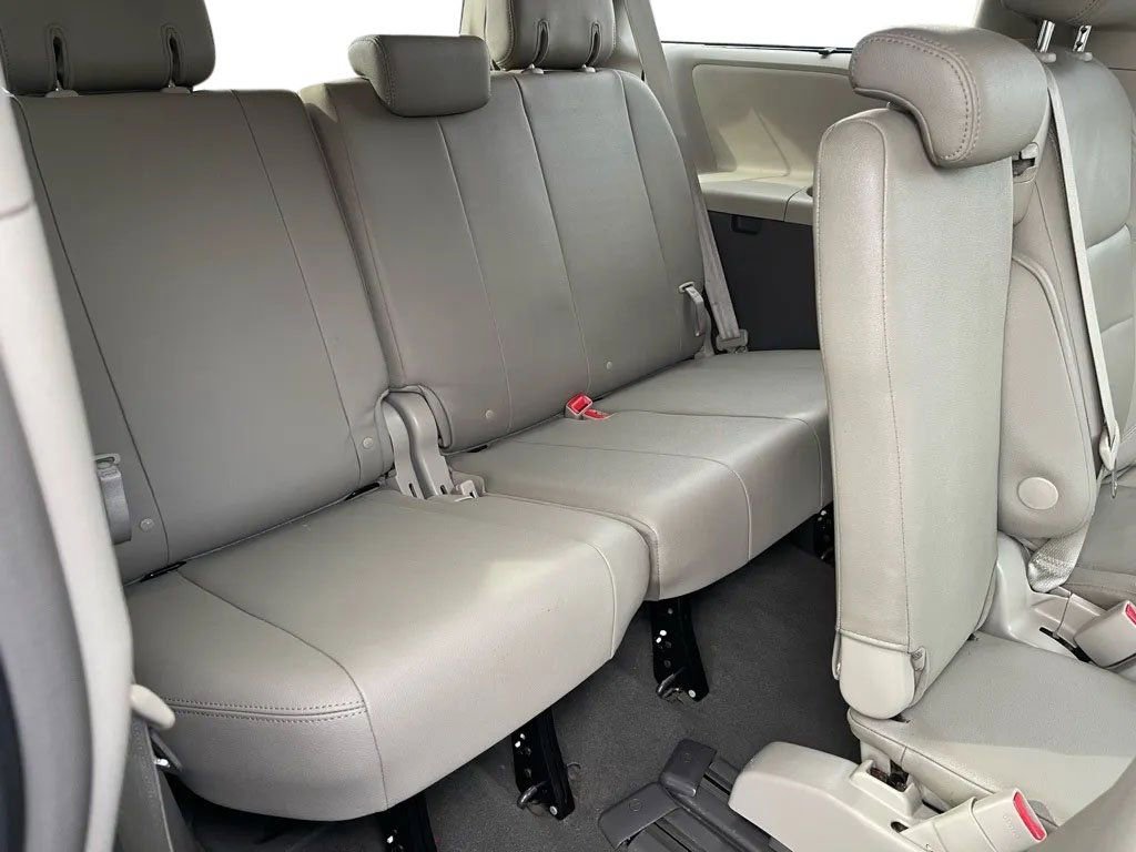 Used 2019 Toyota Sienna XLE image 18