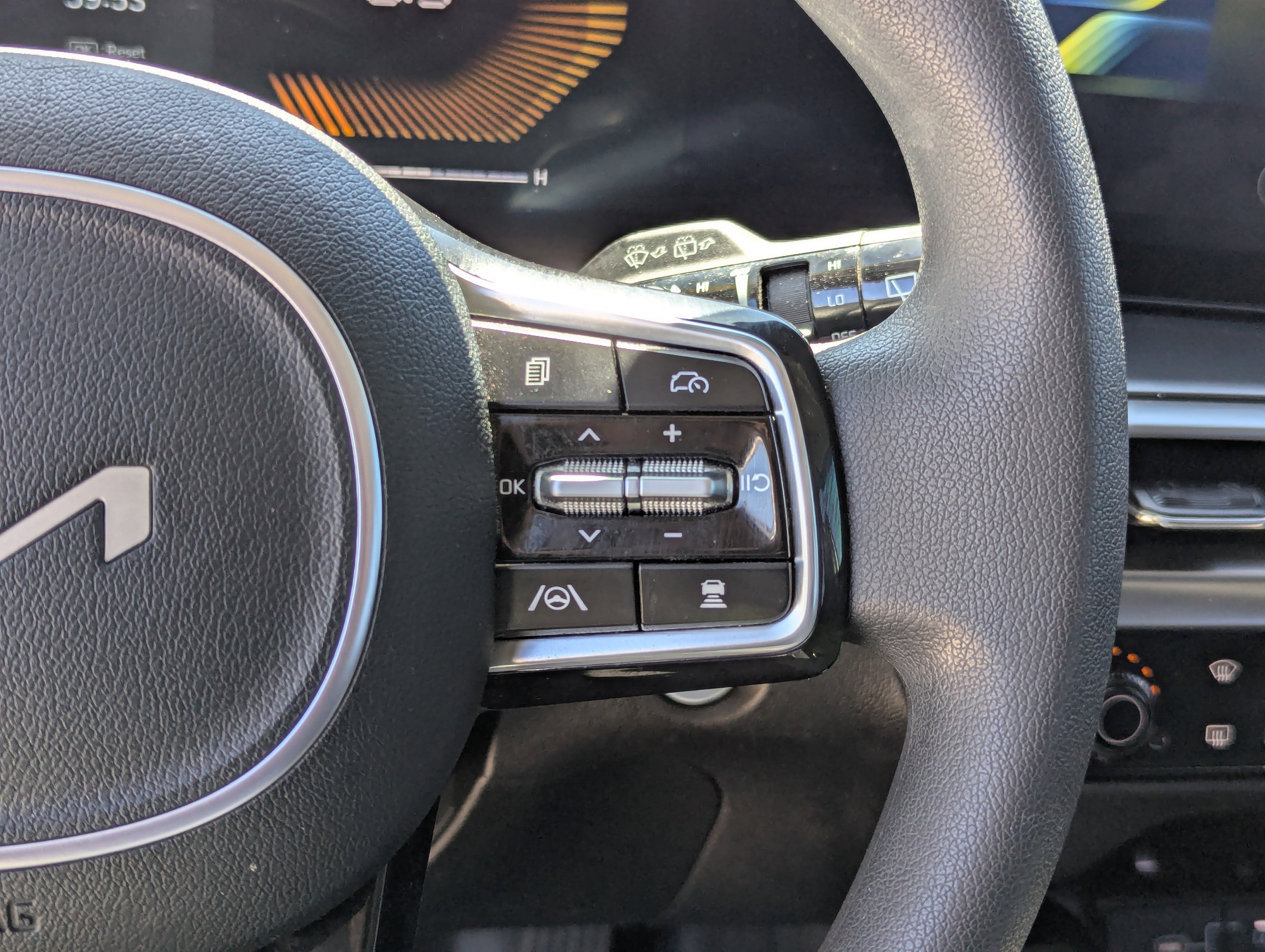 Certified 2025 Kia Sorento LX image 30