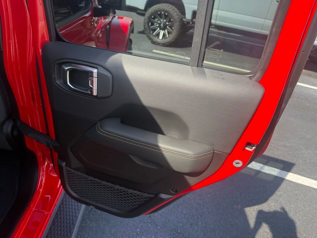 Used 2025 Jeep Wrangler Sahara image 15