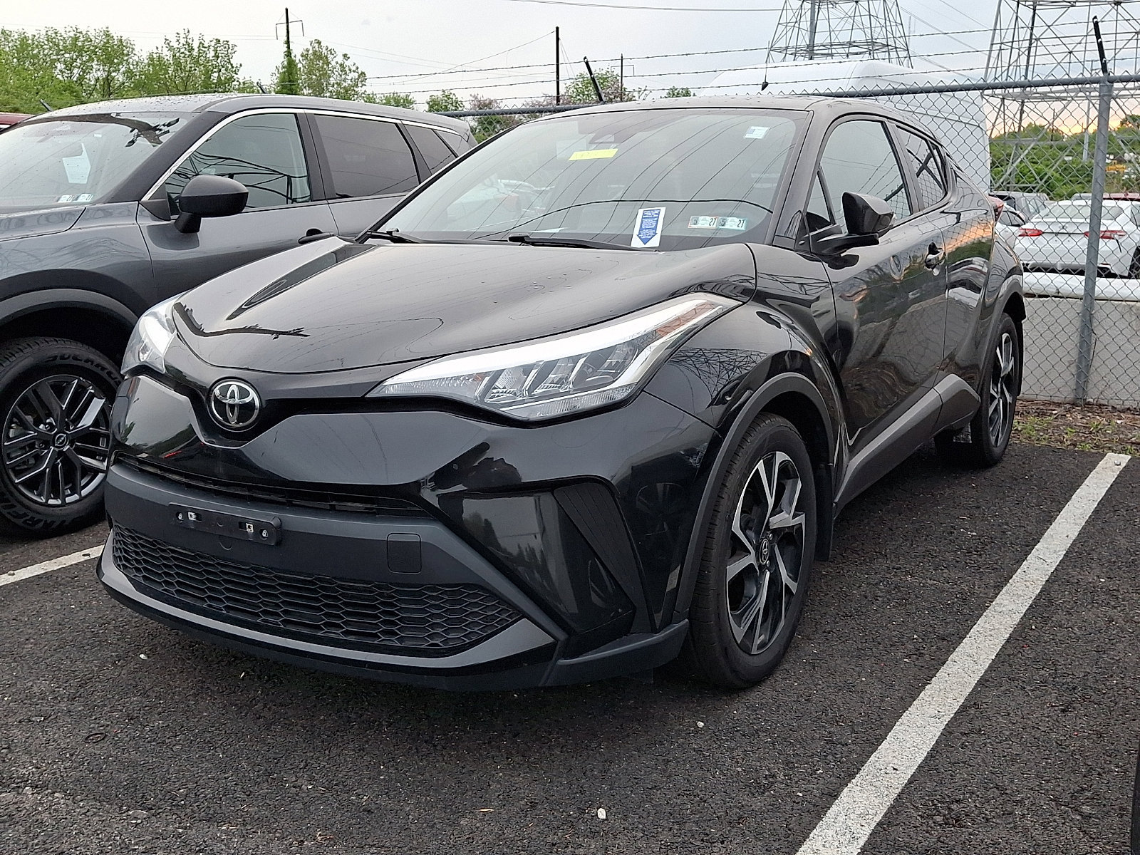 Used 2022 Toyota C-HR XLE FWD image 3