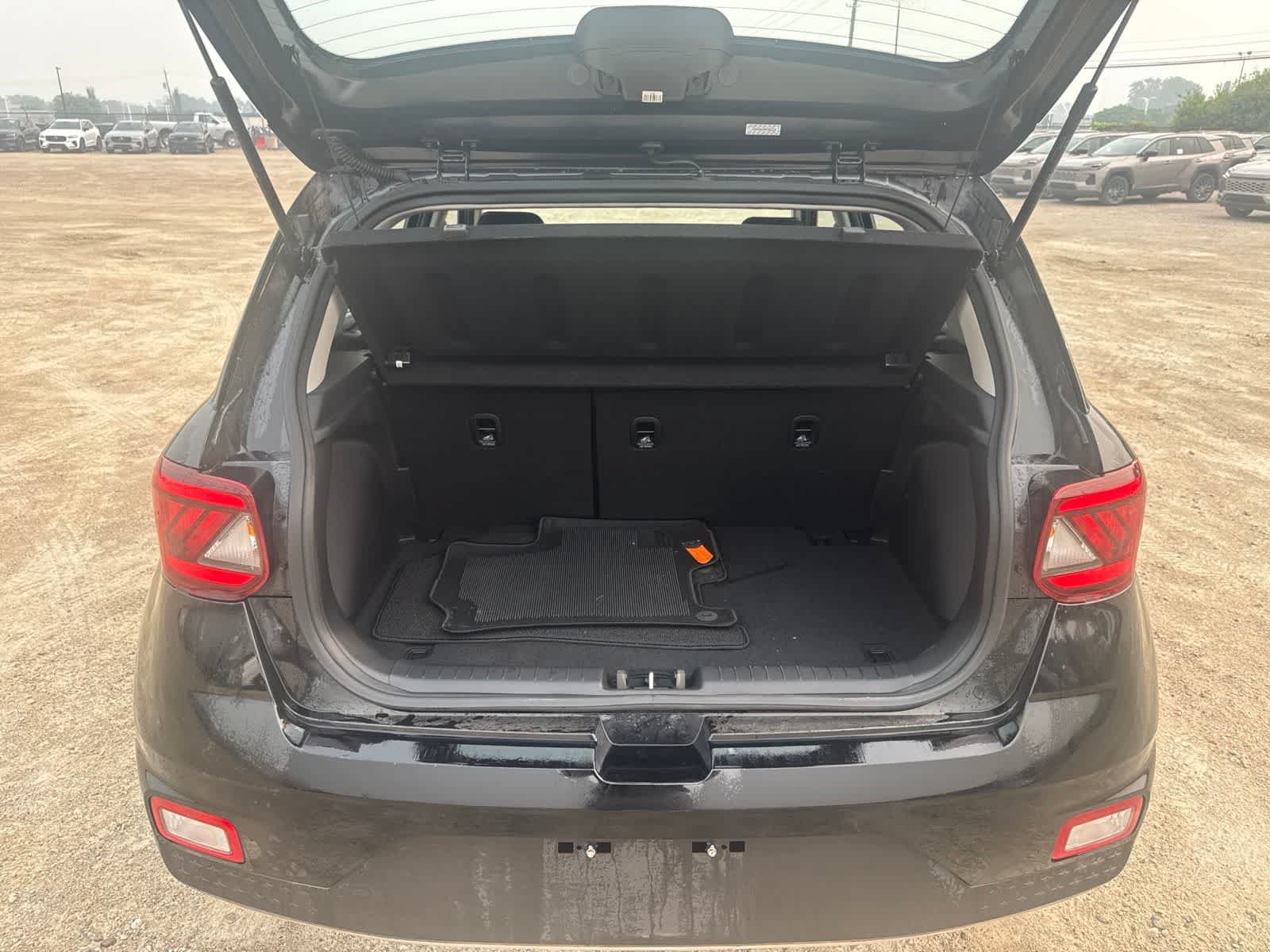 Used 2023 Hyundai Venue SEL FWD image 11