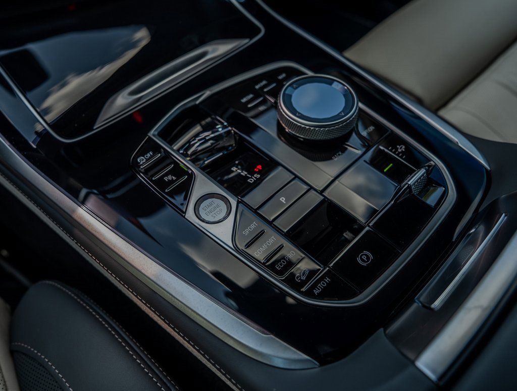 Used 2025 BMW X7 M60i image 13