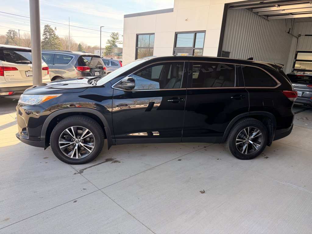 Used 2019 Toyota Highlander Plus AWD/4WD image 4