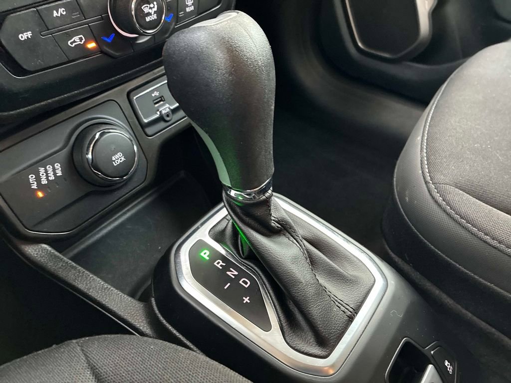 Used 2023 Jeep Renegade Latitude w/ Premium Group AWD/4WD image 23