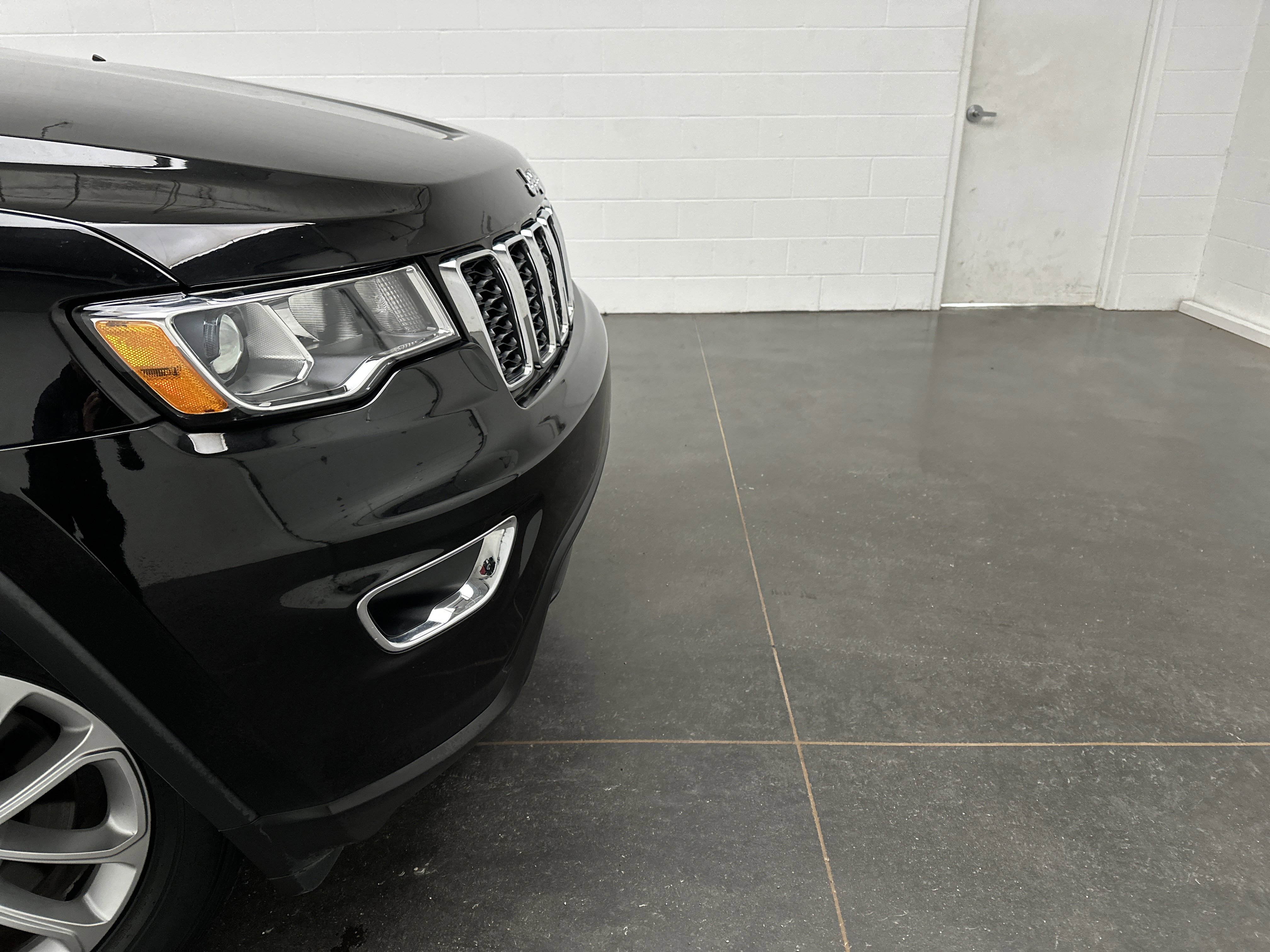 Used 2021 Jeep Grand Cherokee Laredo image 2