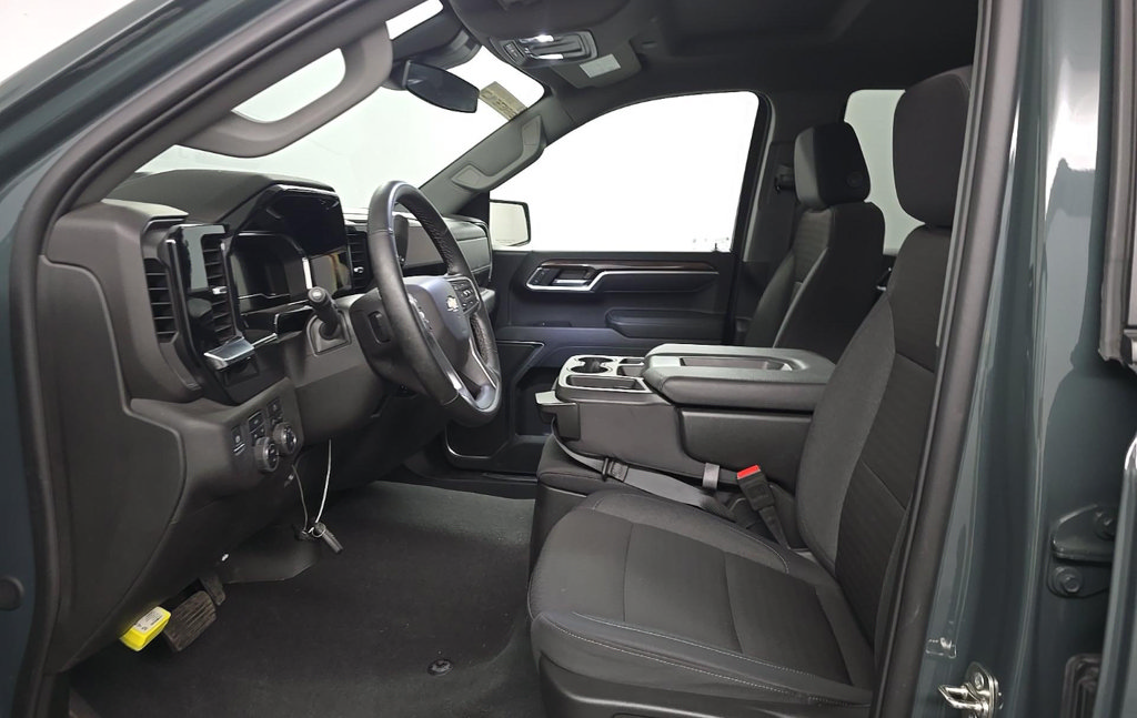 Used 2025 Chevrolet Silverado 1500 LT AWD/4WD image 3