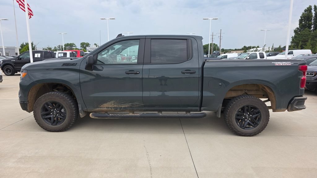 Used 2025 Chevrolet Silverado 1500 Custom Trail Boss w/ LPO, Dark Essentials Package AWD/4WD image 2
